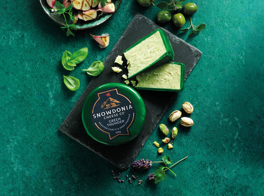 Snowdonia Green Thunder Cheese – Garlic & Herb Cheddar
